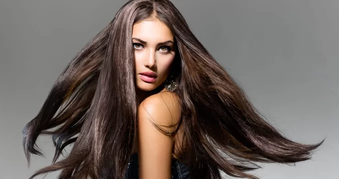 девушка с длинными волосами